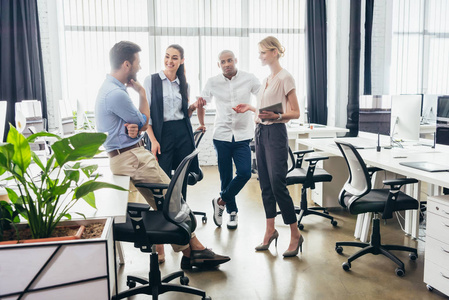 业务同事在办公室聊天照片