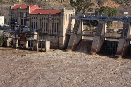 Mengibar 在多雨的冬季后放水，在西班牙哈恩省水电站