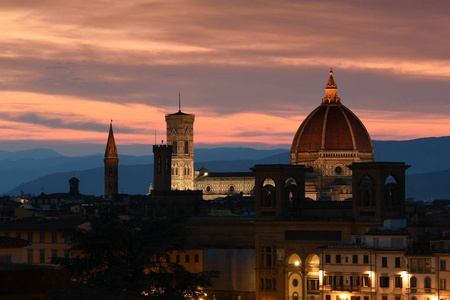 照亮大教堂的圣玛莉亚 Duomo 意大利佛罗伦萨，观日出日落