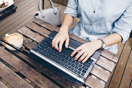 有吸引力的商业女性使用笔记本电脑与拿铁咖啡饮料, 自由职业者的业务