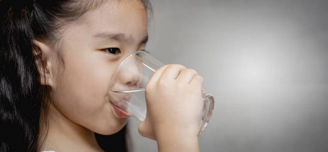 喝水的小女孩图片