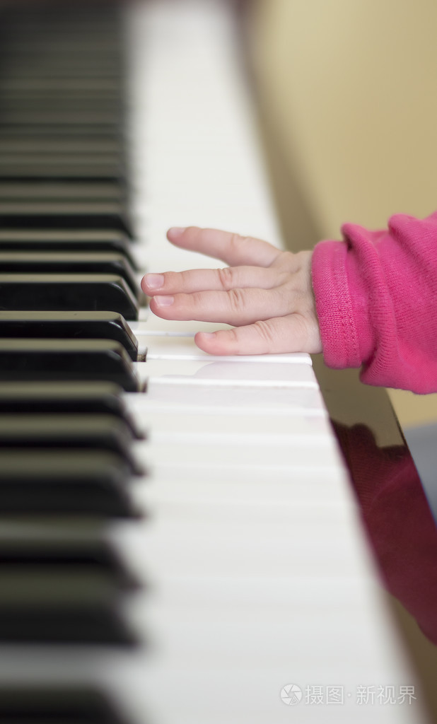 婴儿小小的手指弹钢琴