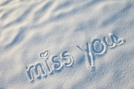 想念你在雪地上写作照片