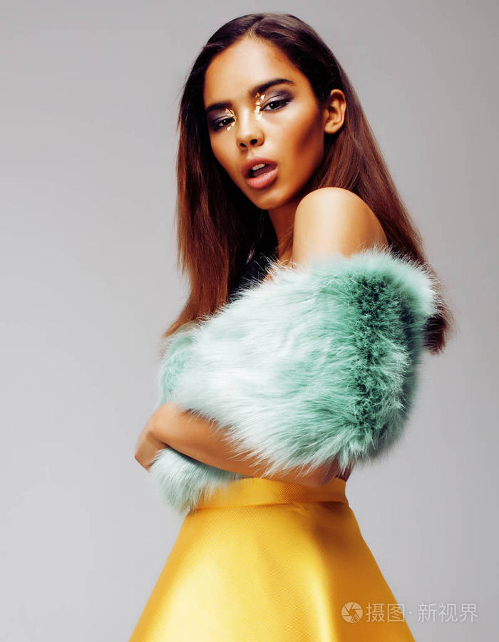 年轻漂亮的非裔美国女性在情感的时尚衣服摆姿势,生活方式的人概念