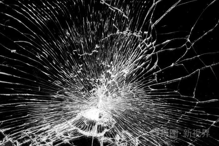 破碎的玻璃有很多裂痕