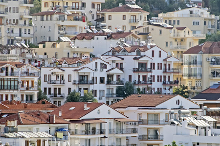 与白色的房子在山坡上的地中海小镇