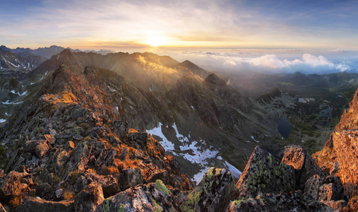 所有路经上塔特拉山自然夏天景观山与湖