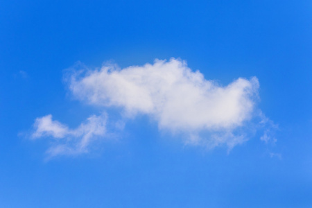 的天空云朵背景明亮的蓝色的天空和洁白的云朵在阳光灿烂的日子蓝色