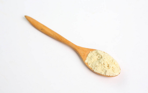 奶粉中木勺在白色的背景