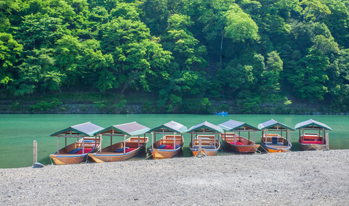 有船的青山和河流