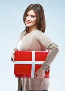 快乐的女人抱着礼品盒