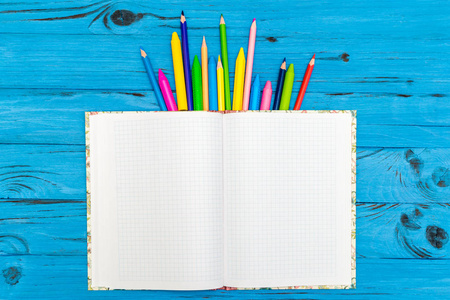 彩色铅笔和记事本。学校概念