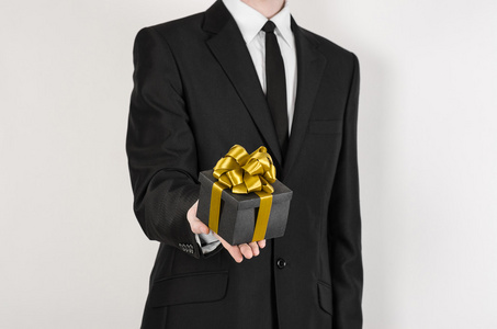 主题节日和礼物一个穿黑色西装的男人拥有专属