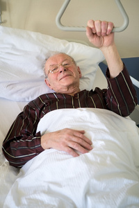 躺在医院里休养的男人非常强壮的男人和非常虚弱的男孩,矢量和插图一