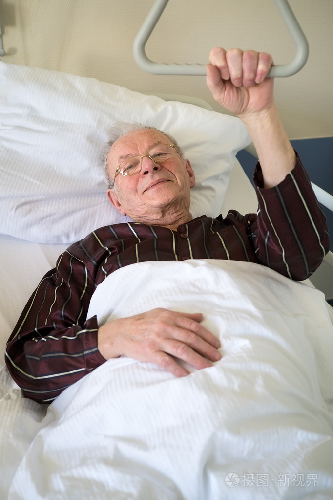 躺在病床上的男人