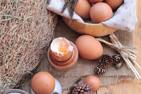 半熟的鸡蛋和鸡蛋木背景