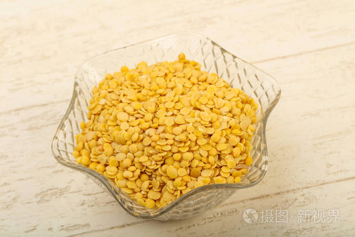 黄色小扁豆放在碗里