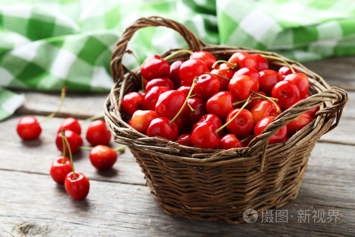 成熟的樱桃在篮子里