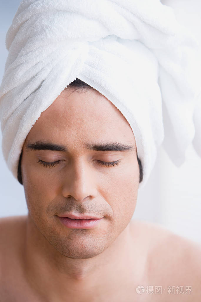 戴巾闭着眼睛的男人