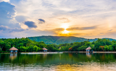 剪影拍摄图像的山和背景中的夕阳的天空