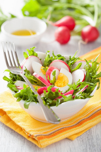 带鸡蛋和绿叶的健康萝卜沙拉