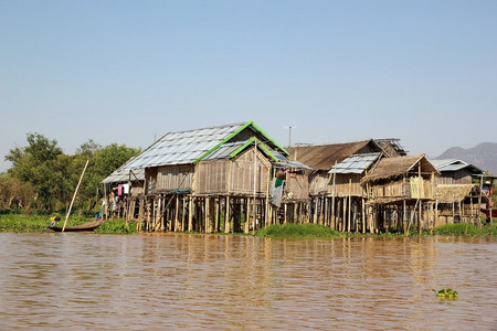 与传统的木制高跷村屋在缅甸茵莱湖