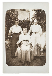 原始的古董照片。三个女人穿着老式的衣服