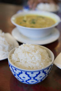 在古代碗煮成的长粒泰国大米