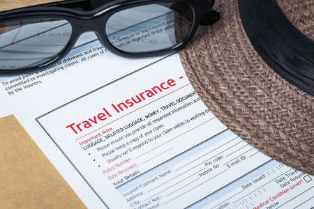 旅行保险索赔申请表和帽子与眼镜