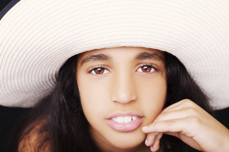 关闭了一个年轻的非洲裔美国女孩与太阳帽子的肖像