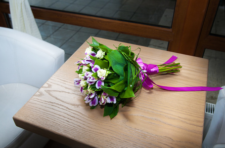 在木桌的紫色鸢尾花花束