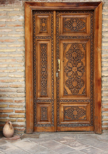 优雅的雕刻装饰的木门