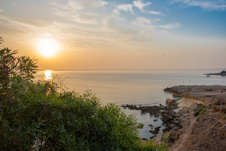 美丽日出的落基海海岸