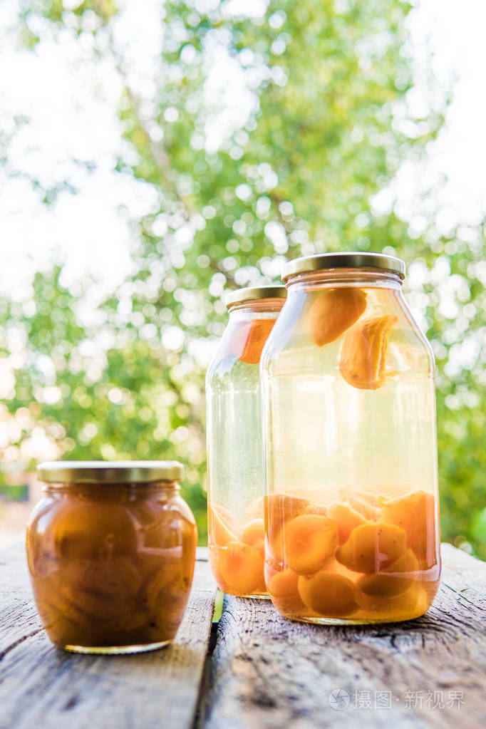 在室外的玻璃罐子里的杏蜜饯