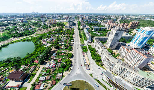 与空中城市景观 十字路口 道路 房屋 建筑物 公园及停车场。阳光灿烂的夏天全景图像