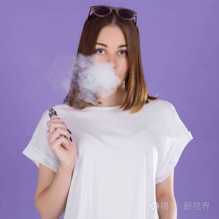 电子烟与年轻漂亮的女孩照片-正版商用图片0d7y85-摄图新视界