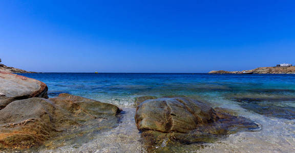 岩石上海滩蓝色天空和大海背景