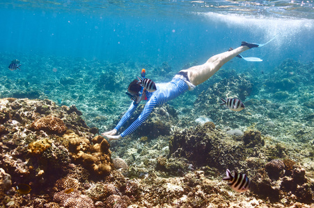 浮潜的女人图片