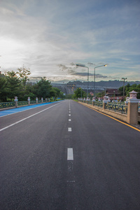 公路前往坤丹榄府川。那空那育，泰国