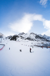 斜坡上滑雪度假村