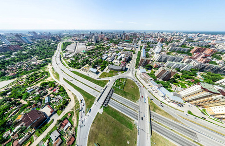 与空中城市景观 十字路口 道路 房屋 建筑物 公园及停车场。阳光灿烂的夏天全景图像