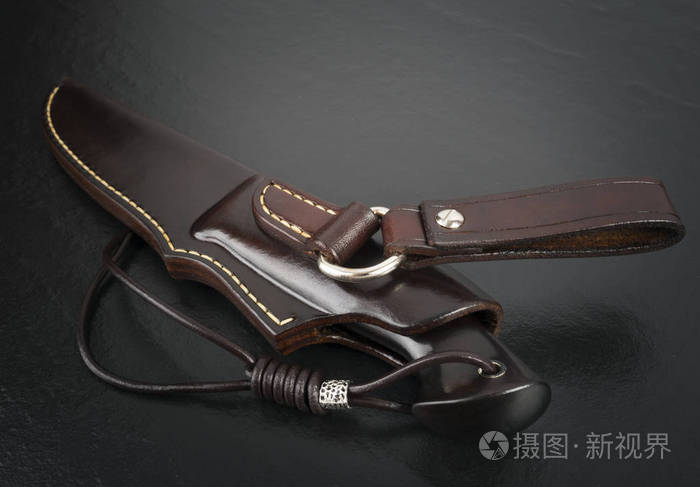 猎刀手工黑色背景上.手工制作的皮鞘