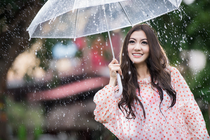 撑着透明雨伞唯美图片图片