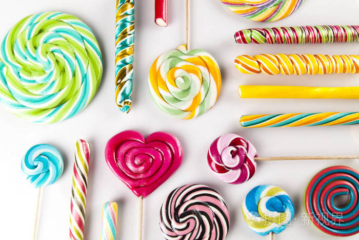 五颜六色的棒棒糖和不同的糖果