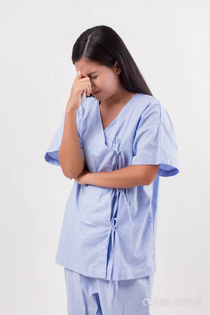 强调女病人患有头痛疼痛