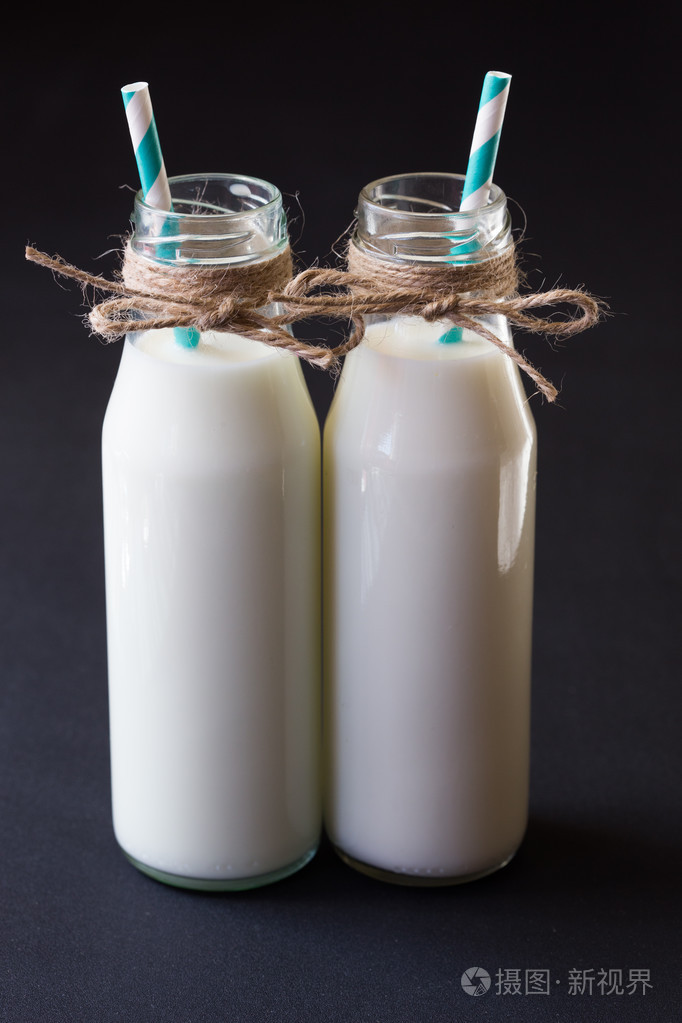 两个牛奶瓶蓝色复古草对黑