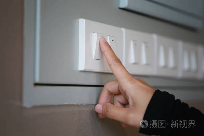 手指在屋子里关掉电灯开关节能减排理念减少全球变暖