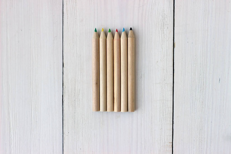 关闭颜色铅笔在木桌 艺术和教育的概念