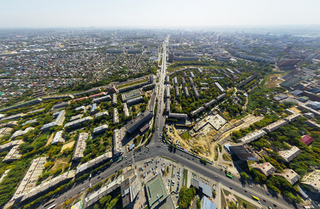 市中心的鸟瞰图。十字路口，房屋 建筑物和公园