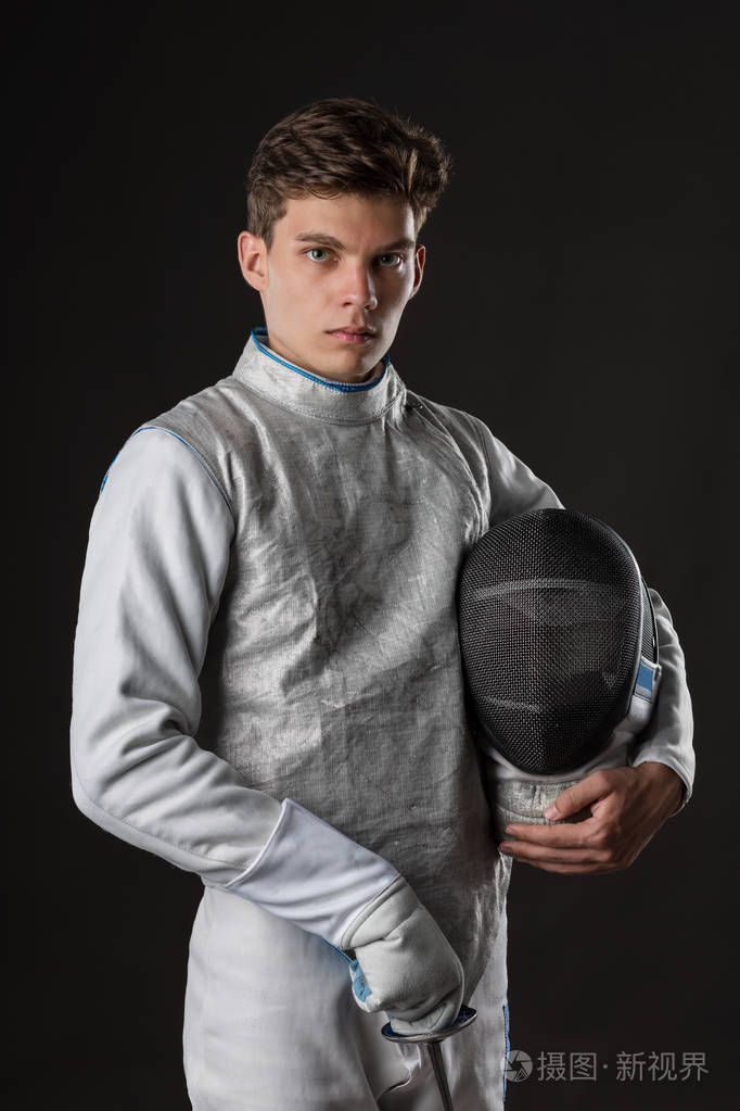 白色击剑服装英俊年轻男性击剑